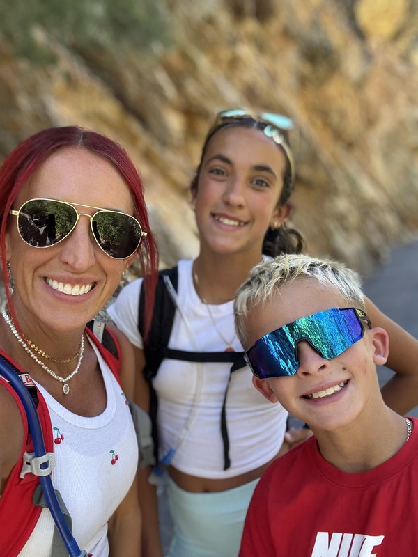 Cheyenne Larsen, founder of Pará Bowls, with her two children on a Utah trail